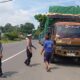 Tertib Parkir Truk, Arus Lalin Lancar di Tugu Tenk Dodokan Gerung