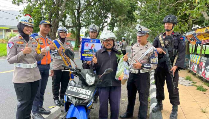 Inovasi Polres Lombok Barat: Bagi Sayur Gratis Sembari Edukasi Keselamatan di Jalan