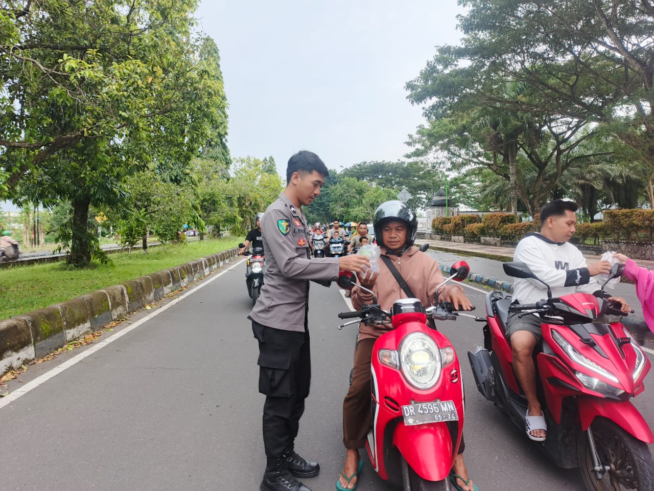 Sinergi Polri dan Masyarakat, Polres Lombok Barat Bagikan Takjil