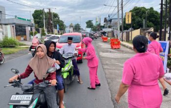 Di Balik Pembagian Takjil Polsek Kediri, Pesan Mendalam Ini Terungkap