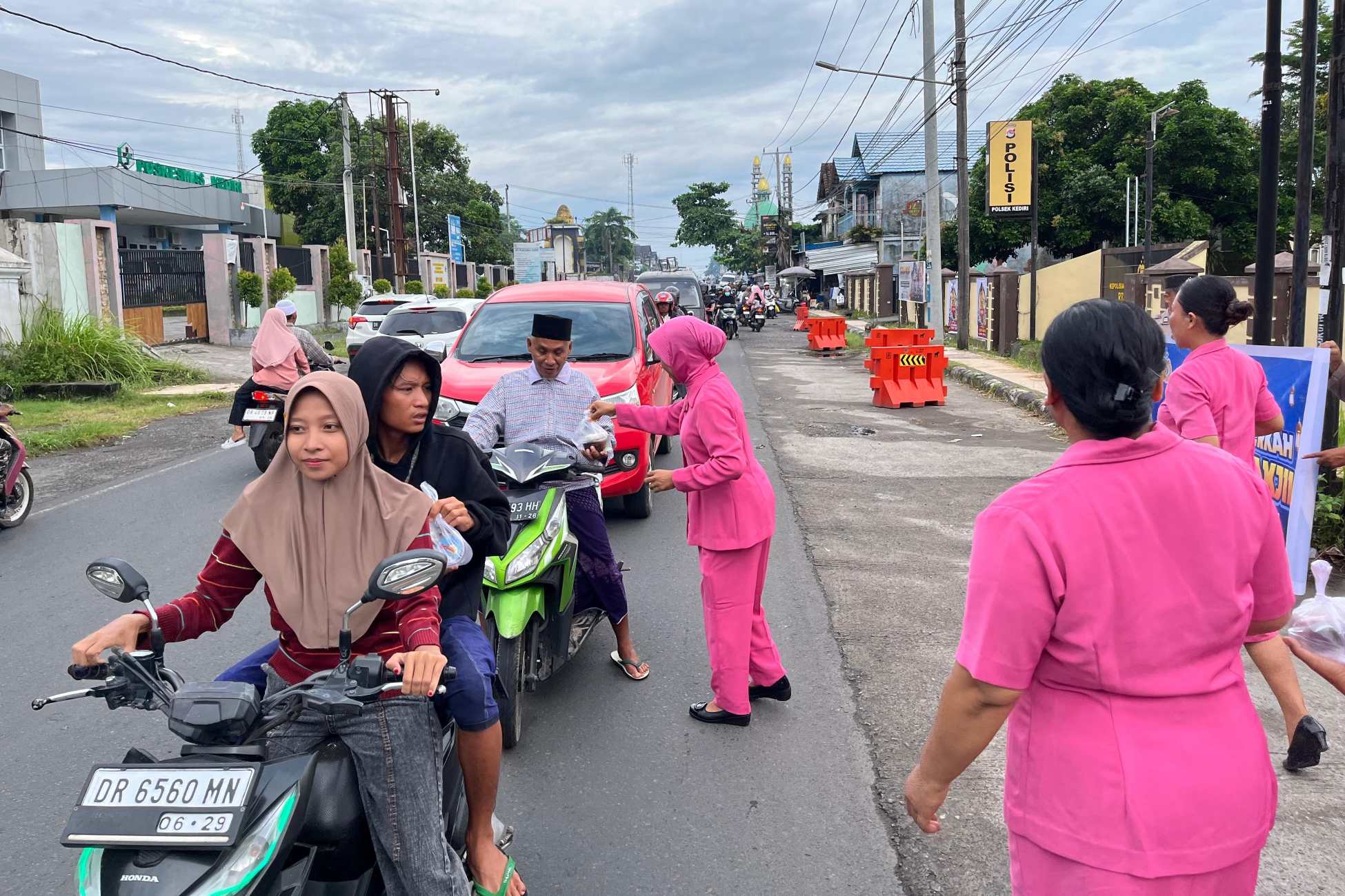 Di Balik Pembagian Takjil Polsek Kediri, Pesan Mendalam Ini Terungkap