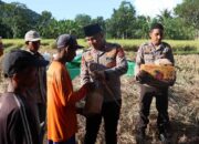 Kapolres Lombok Barat Turun ke Jalan, Bagikan Takjil di Gerung