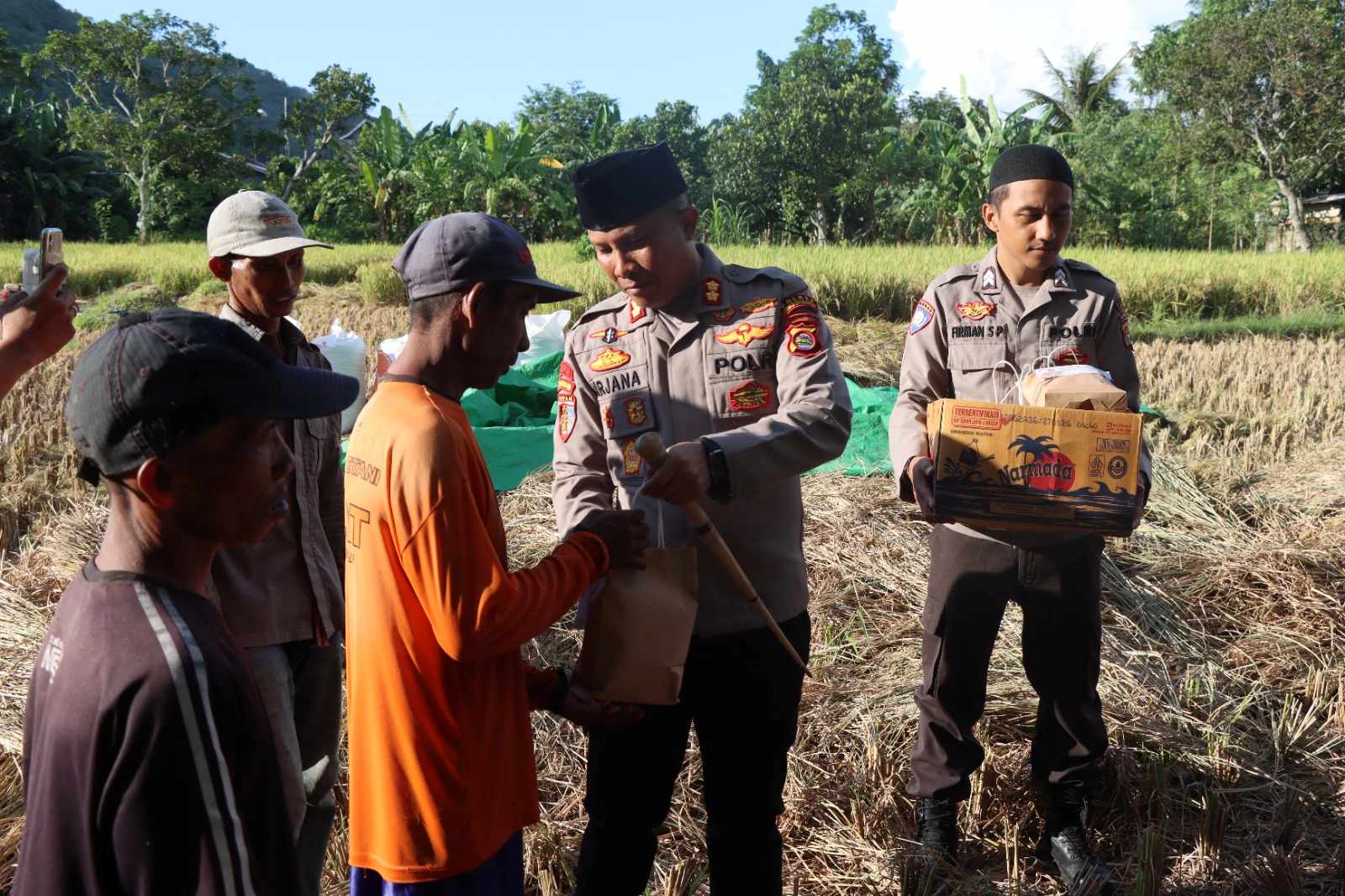 Kapolres Lombok Barat Turun ke Jalan, Bagikan Takjil di Gerung