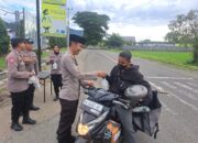 Semarak Ramadhan 1446 H, Polres Sumbawa Barat Bagikan Takjil kepada Pengguna Jalan