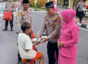 Wujud Kepedulian, Sat Intelkam Polresta Mataram Bagikan Takjil dan Nasi Kotak di Jalan Langko