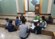 Bhabinkamtibmas Kalimantong Gencar Ajak Anak-Anak Cinta Al-Quran Lewat Tadarus Bersama