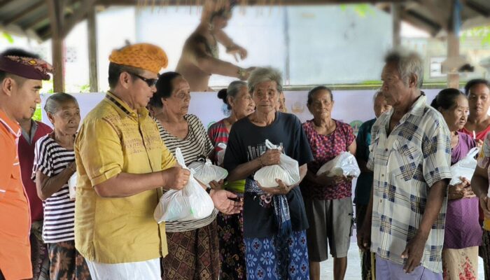 Wujud Toleransi, PHDI NTB dan Ormas Hindu Bagikan Takjil dan Sembako Lewat “Saka Bhoga Sevanam”