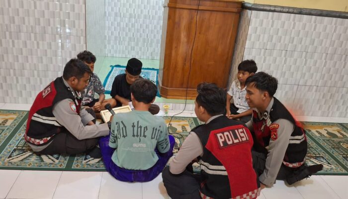 Pendekatan remaja dan anak , Anggota Patroli Sabhara Polres Sumbawa Barat Gelar Patroli dan Tadarus di Masjid An – Nuur