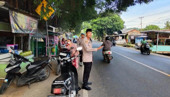 Jelang Berbuka, Polisi Kawal Ngabuburit di Simpang Tiga Lembar