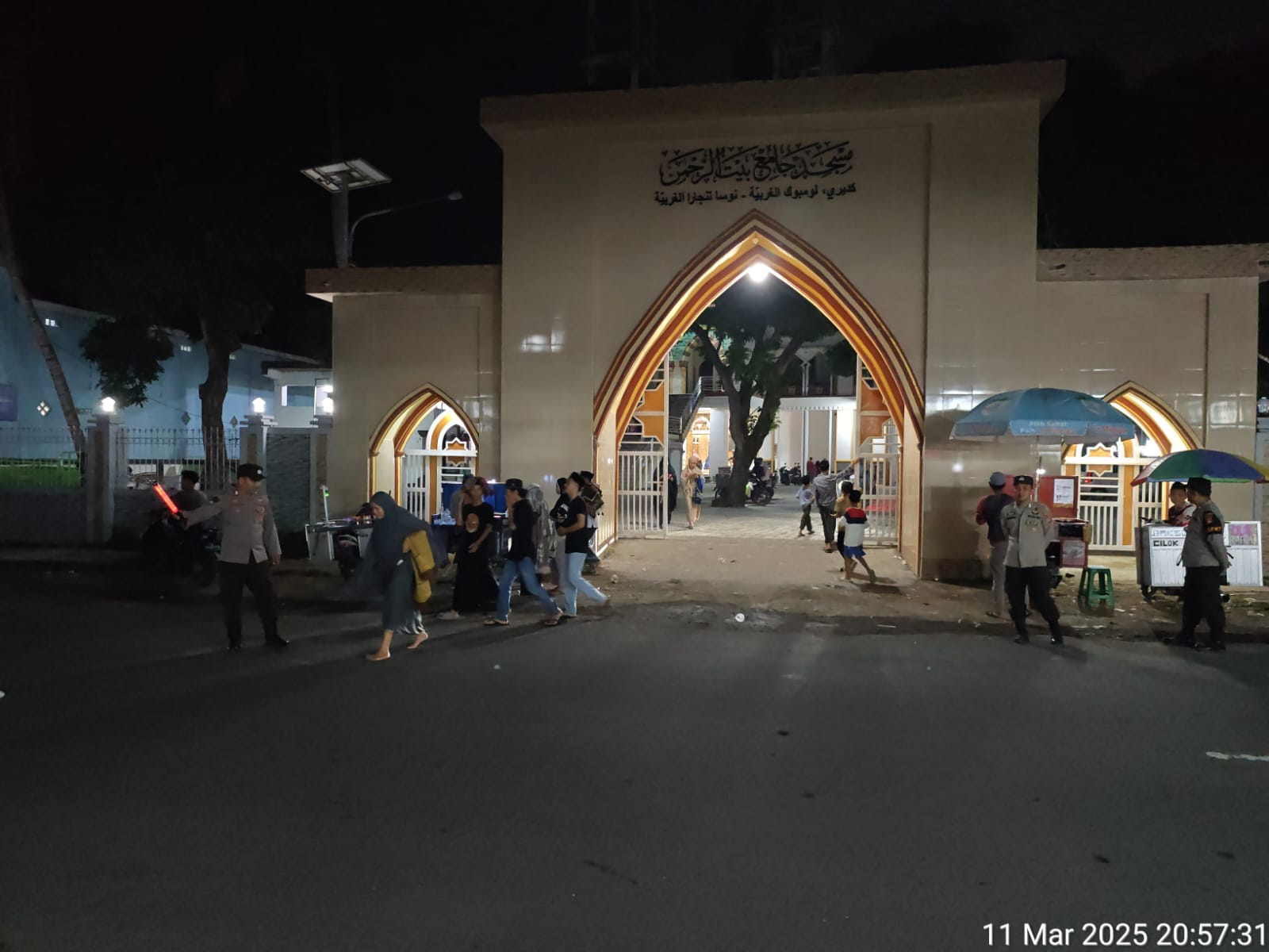 Polisi Kawal Sholat Tarawih di Kediri, Ramadhan Jadi Lebih Nyaman