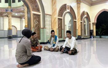 Bhabinkamtibmas Lombok Barat Sapa Warga Beroro, Jaga Kondusifitas Ramadan