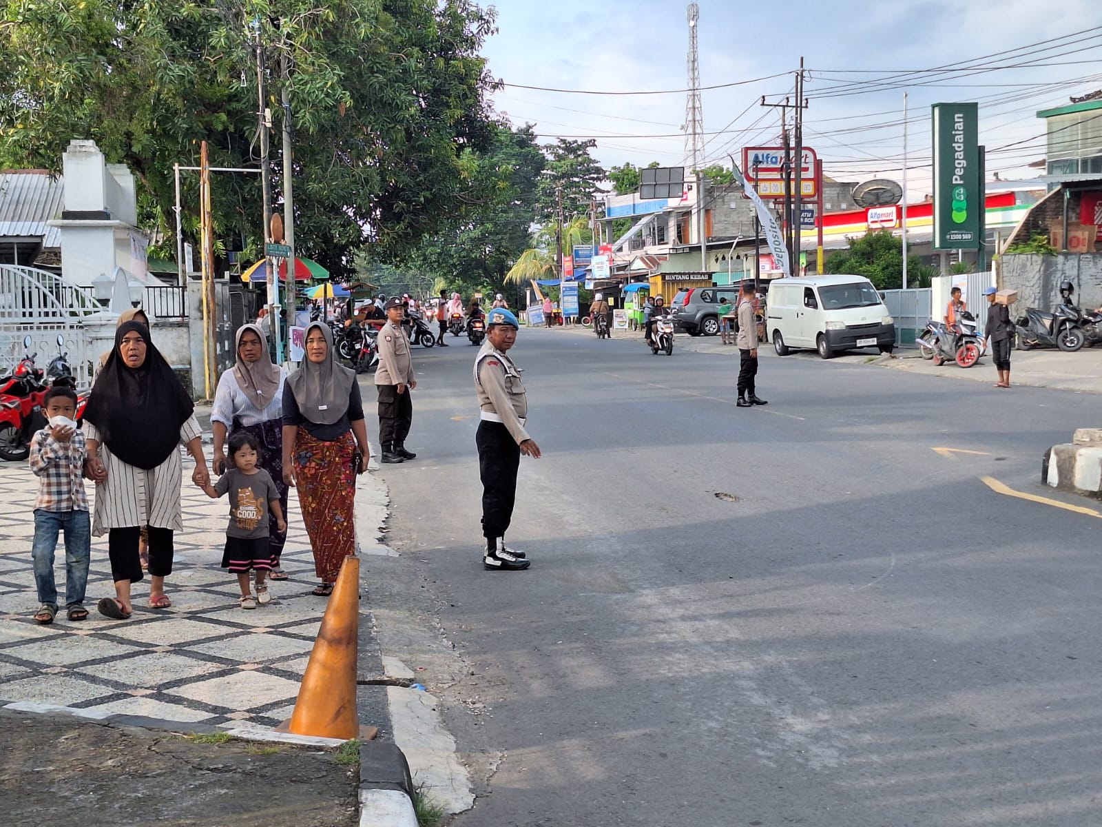 Ngabuburit Aman! Polsek Gerung Atur Lalu Lintas dan Cegah Balap Liar