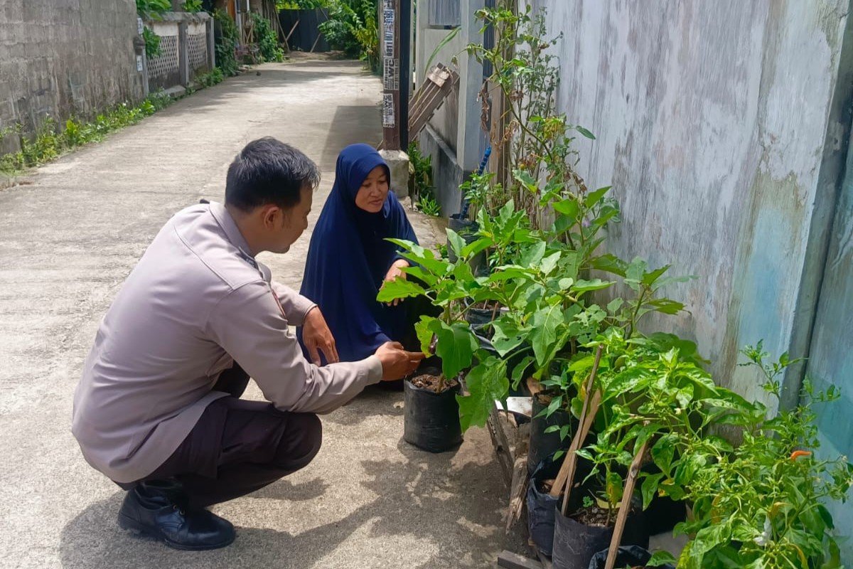 Dukungan Pangan Nasional, Polisi Ini 'Sentuh' Hati Warga Lombok Barat