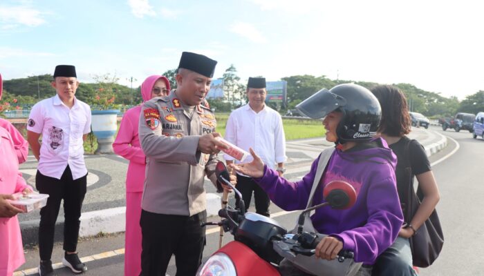 Ramadhan Berkah: Polres Lombok Barat Bagikan 150 Paket Ta’jil