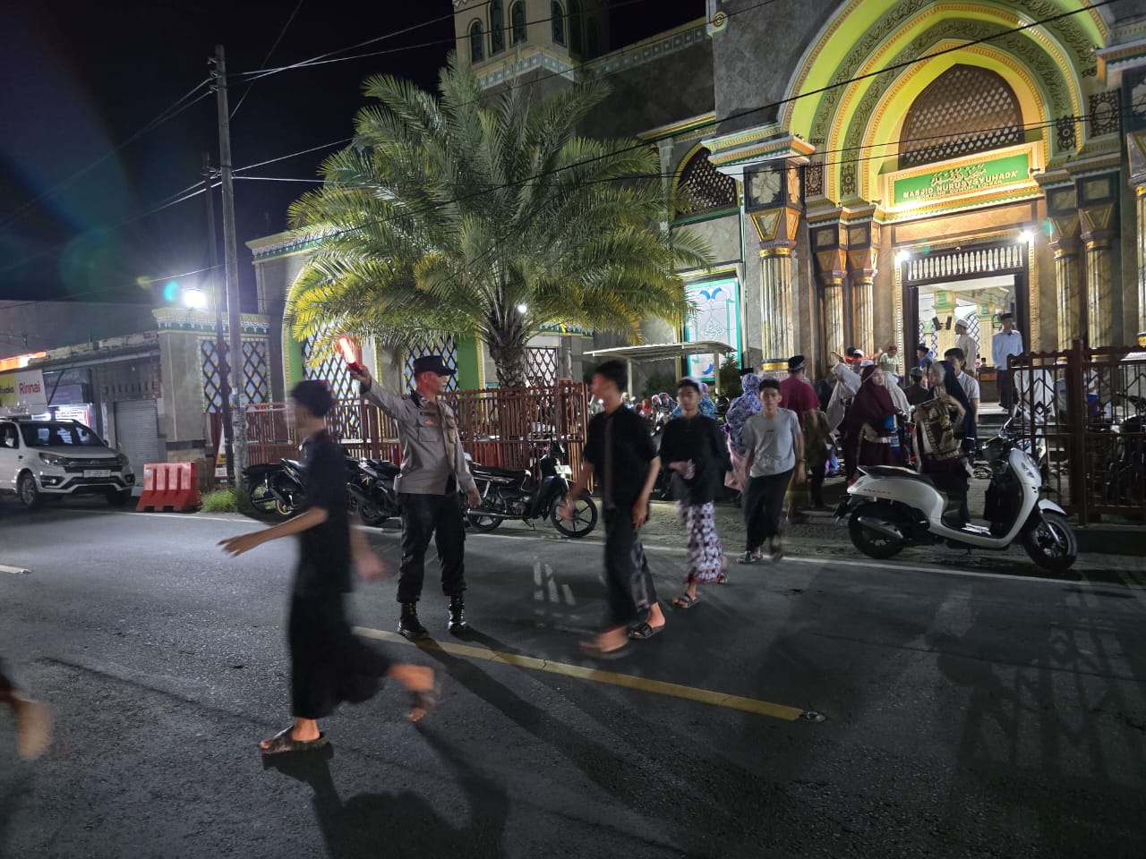 Ibadah Tenang! Polisi Kawal Tarawih di Masjid Prioritas Batulayar