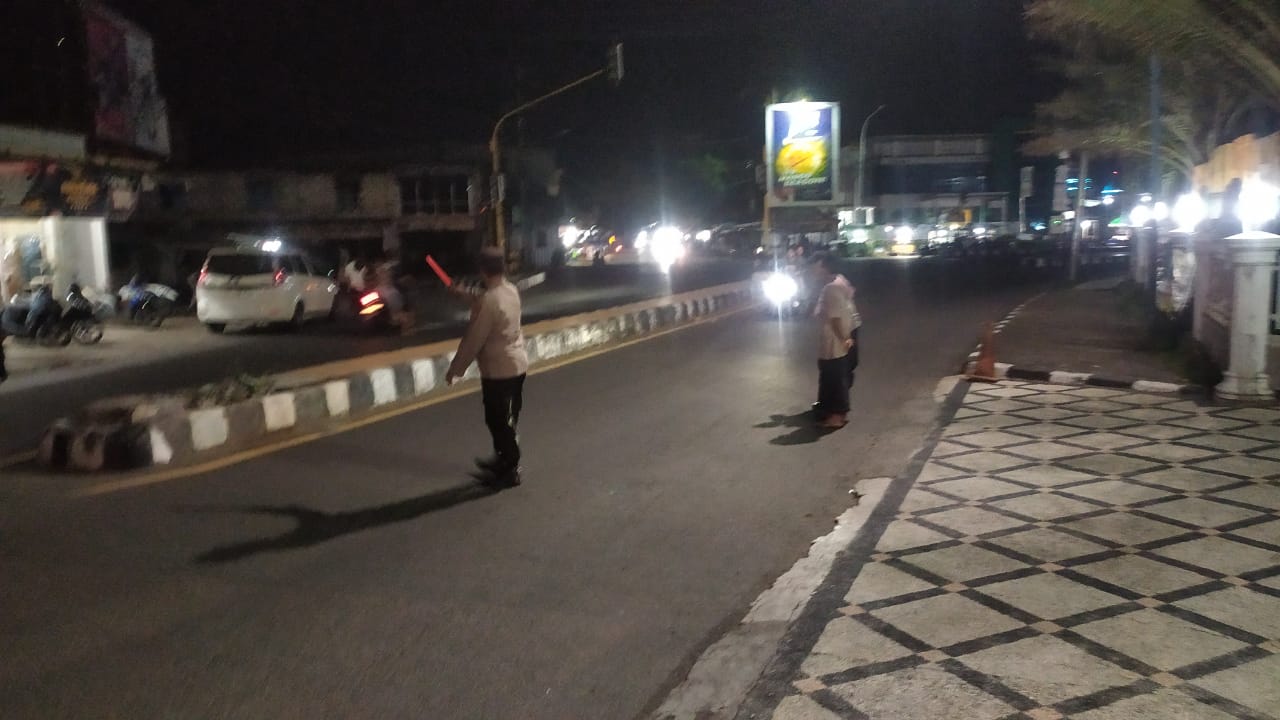 Aman dan Nyaman! Polisi Kawal Jamaah Tarawih di Gerung