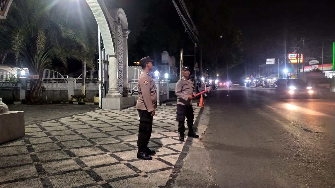 Aman & Nyaman! Polisi Atur Lalu Lintas Jamaah Tarawih di Gerung