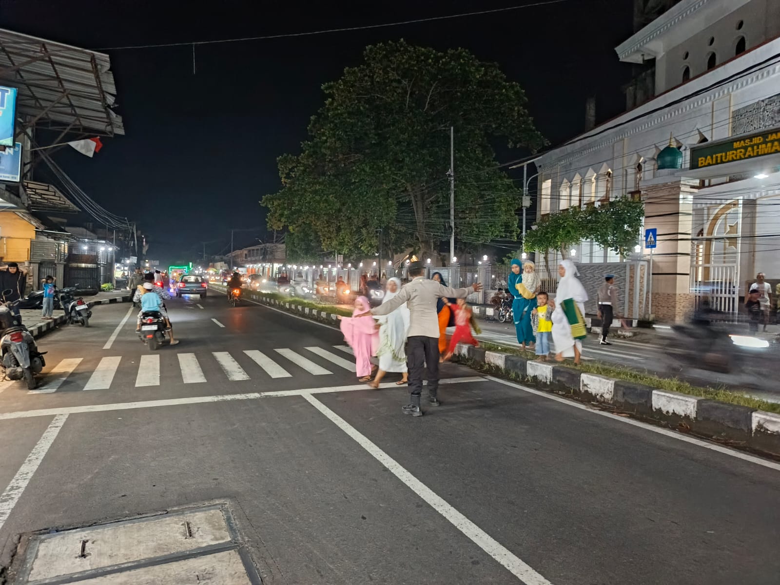 Jemaah Tenang, Polisi Siaga! Pengamanan Tarawih di Kediri Lombok Barat