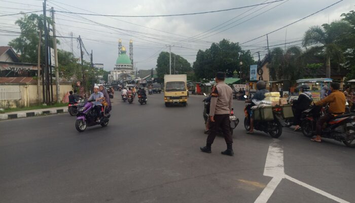 Menjaga Ketertiban Ramadan: Polsek Kediri Aktif Atur Lalu Lintas