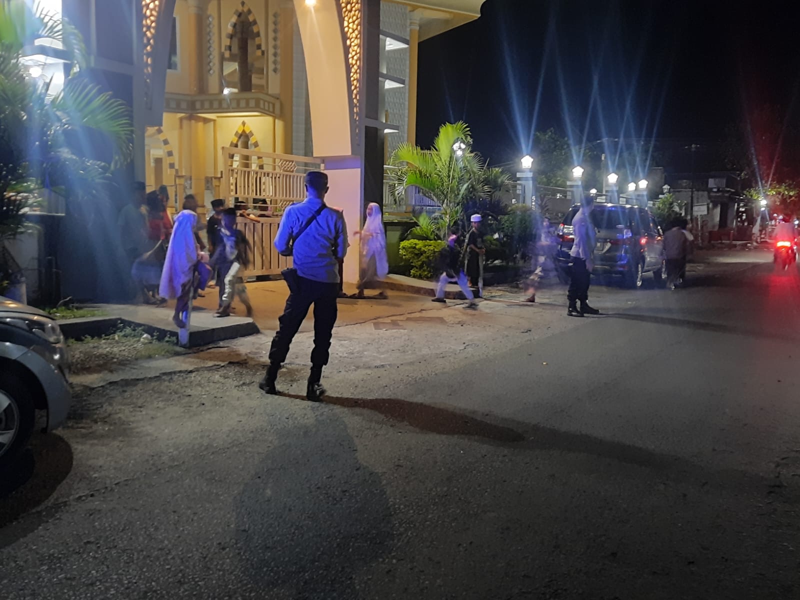 Pengamanan Sholat Tarawih di Labuapi: Polsek Siaga Jaga Ketertiban