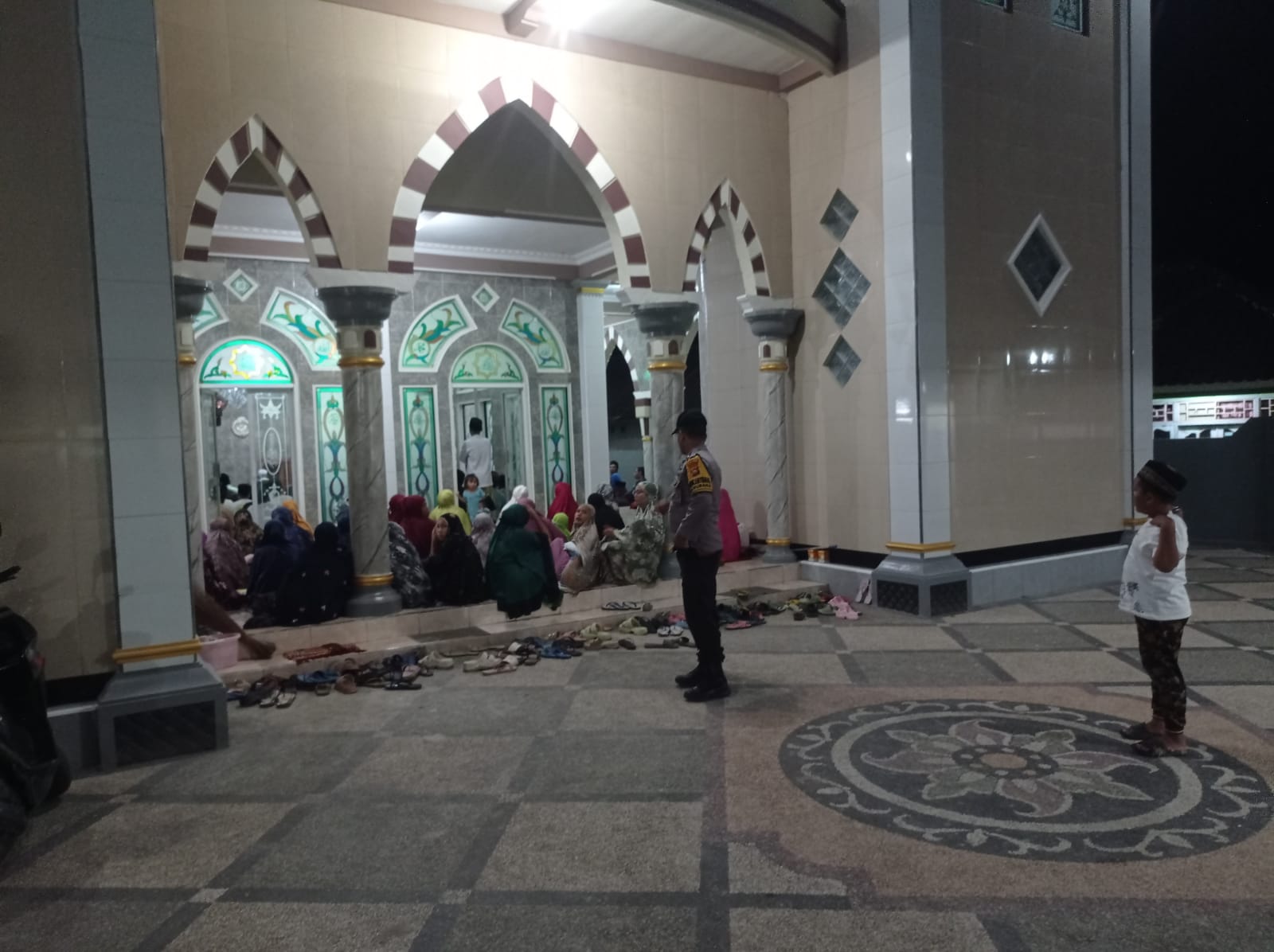 Ramadhan Aman! Polsek Labuapi Jaga Tarawih di Masjid Karang Bangket