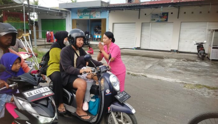 Aksi Peduli! Polsek Labuapi Berbagi Takjil untuk Pengendara