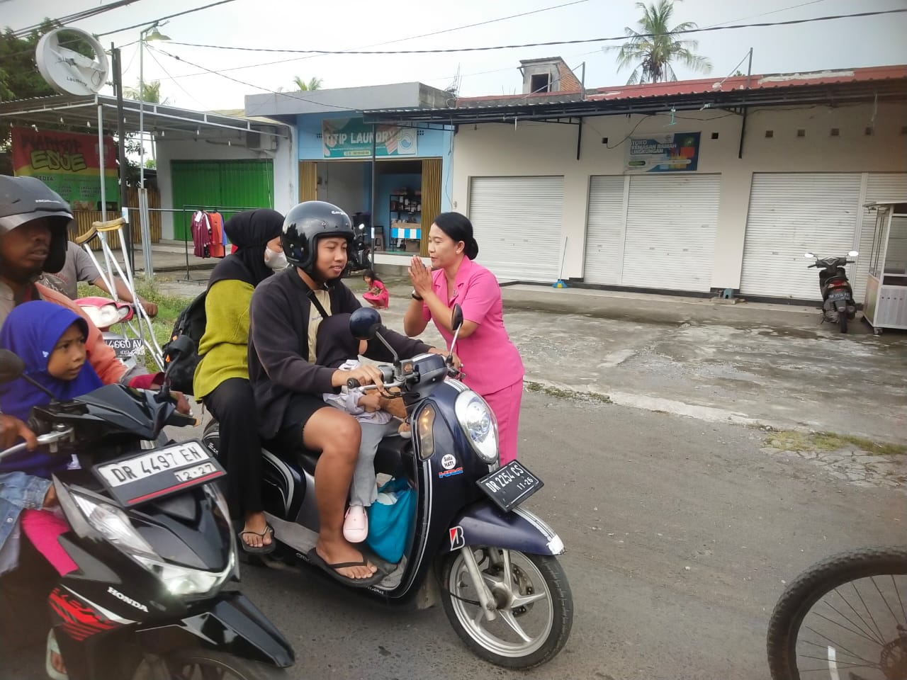 Ramadhan Berkah, Polsek Labuapi Bagikan Takjil Gratis