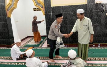 Kehangatan Tarawih Keliling: Polsek Kediri Berbaur dengan Jamaah