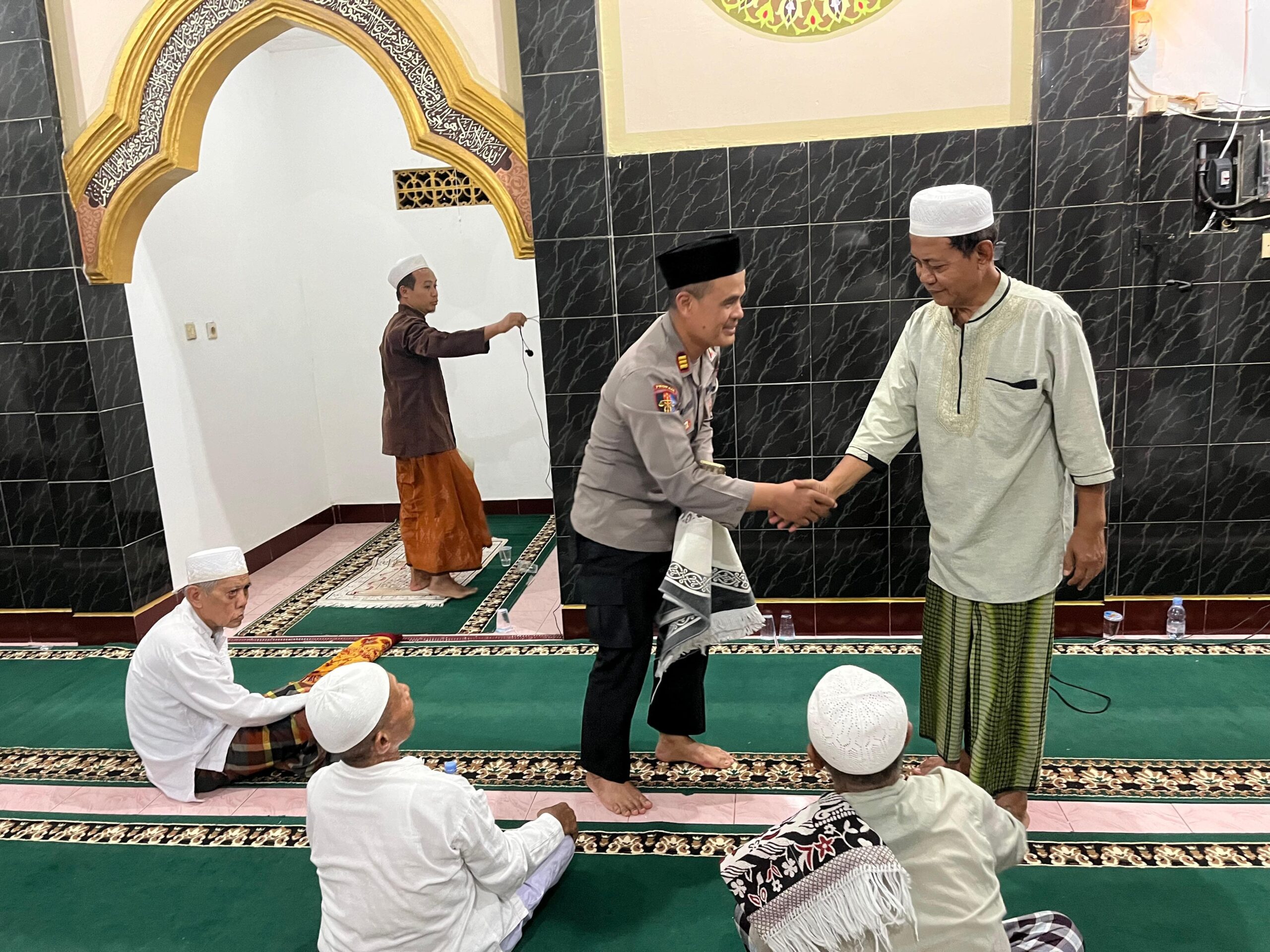 Kehangatan Tarawih Keliling: Polsek Kediri Berbaur dengan Jamaah