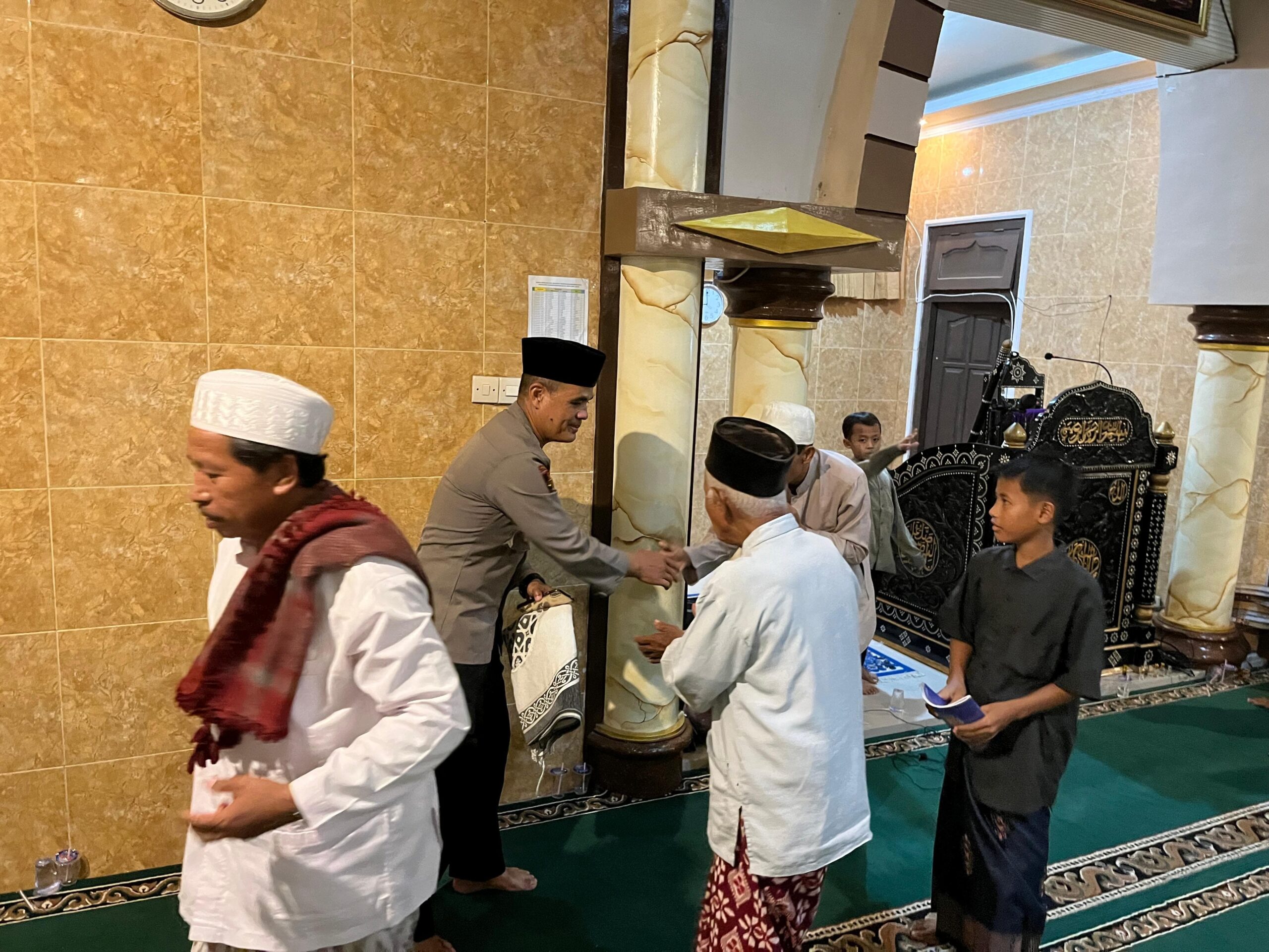 Polri Dekat dengan Umat: Kapolsek Kediri Tarawih Bersama Warga