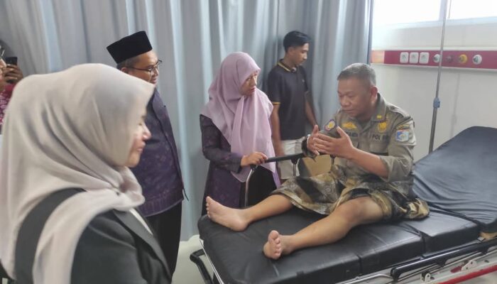 Sentuhan Humanis Wabup Ummi Nurul di HUT Lobar: Jenguk Pegawai Satpol-PP yang Tertimpa Musibah