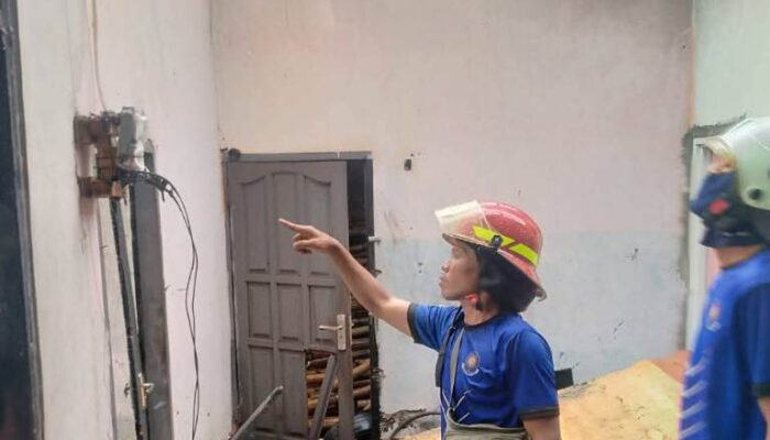 Korsleting Listrik Diduga Jadi Biang Kebakaran Rumah di Batulayar, Kerugian Capai Rp 300 Juta