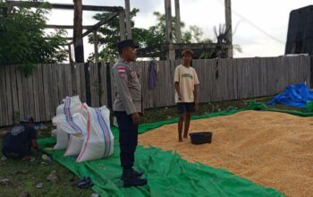 Bhabinkamtibmas Sekotong Barat Aktif Jaga Ketahanan Pangan dan Sampaikan Pesan Kamtibmas