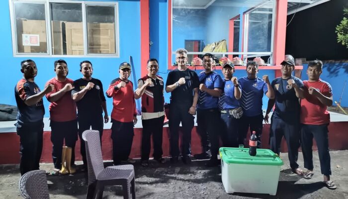 Damkar Lombok Barat Evakuasi Sarang Tawon di Rumah Warga Desa Dasan Baru