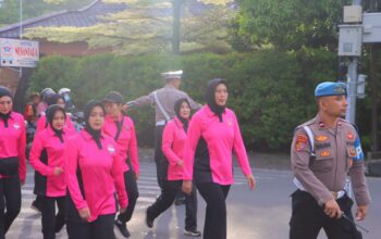 Meriah dan Penuh Semangat, Bhayangkari NTB Gelar Jalan Santai Sambut HUT ke-45 Yayasan Kemala Bhayangkari