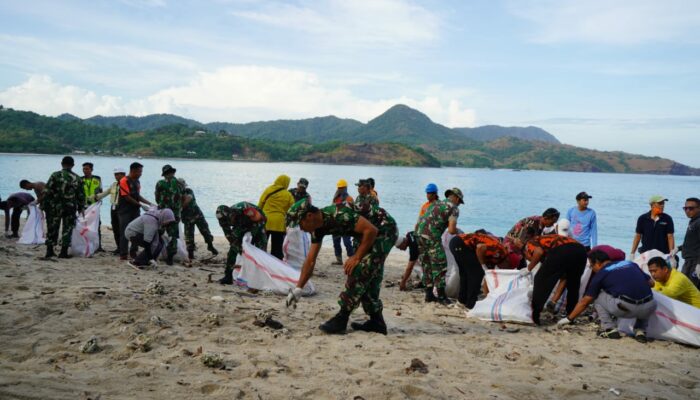 Karya Bakti TNI Kodim 1628/ SB Bembersihan Pantai Pasir Putih Maluk