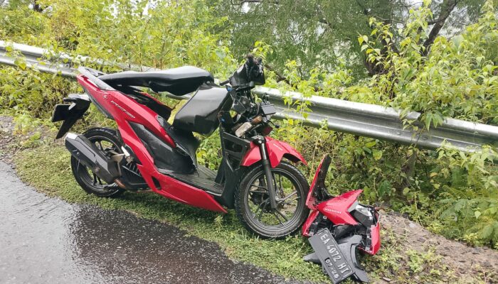 Gara – Gara Rem Bloong, Laka Tunggal Akibatkan Pemotor Terpental ke Jurang Mantar