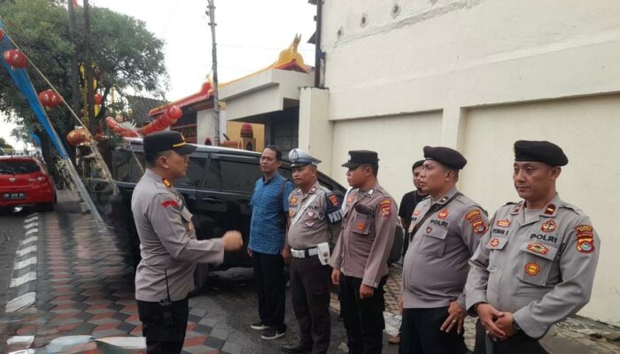 Polsek Ampenan Kawal Ketat Perayaan Waisak 2569 BE di Vihara Bodhi Dharma