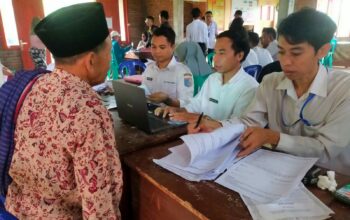 Jemput Bola Adminduk di Belongas Sekotong, Dukcapil Lombok Barat Kembali Layani Ratusan Warga di Tengah Hujan