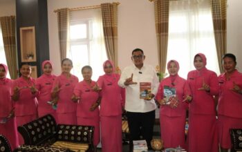 Hari Buku Nasional di Lombok Utara: Ketua Bhayangkari Hibahkan Karya Inspiratif untuk Pemimpin Daerah, Gerakkan Literasi dan Dukung Kemajuan