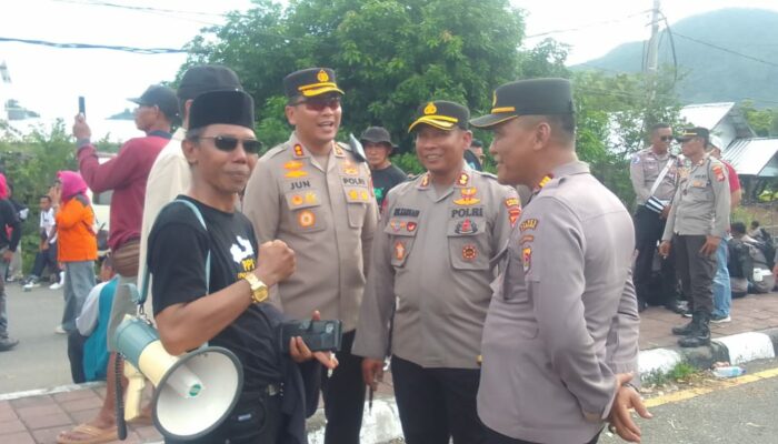 Kapolres Sumbawa Barat dan Kapolres Sumbawa Pimpin Pengamanan Pada Aksi Unjuk Rasa Pembentukan Provinsi Pulau Sumbawa