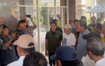 Massa Geruduk Asrama Haji NTB, Ancam Tutup Bandara Lombok Jika Bupati Gagal Berangkat Haji
