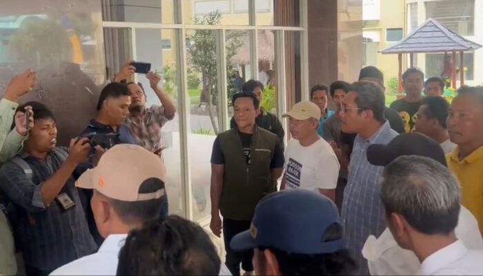 Massa Geruduk Asrama Haji NTB, Ancam Tutup Bandara Lombok Jika Bupati Gagal Berangkat Haji