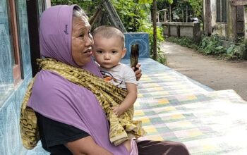 Nestapa Balita Lumpuh di Gerung: Ditinggal Orang Tua, Dirawat Neneknya yang Katarak