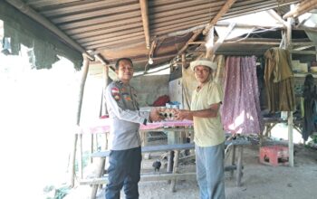Bhabinkamtibmas Sekotong Giatkan Bantuan Sosial ke Warga Rentan