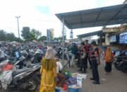 Polres Lombok Barat Kenalkan KEMOS dalam Patroli Pasar Kediri