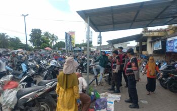 Polres Lombok Barat Kenalkan KEMOS dalam Patroli Pasar Kediri