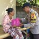 Bhabinkamtibmas Meninting Salurkan Bantuan Pangan Bergizi bagi Warga