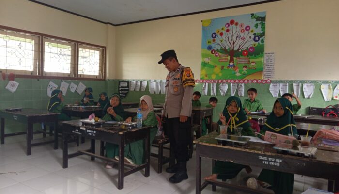 Polsek Gerung Dukung Program Pemberian Makan Bergizi Gratis untuk Siswa SDN Dasan Tapen
