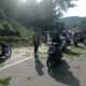 Polisi Kawal Pemangkasan Pohon di Lembar Selatan, Arus Lalin Tetap Lancar